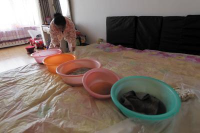 吐鲁番楼上漏水，住户失联，小区没物管，业主维权难！律师来支招……